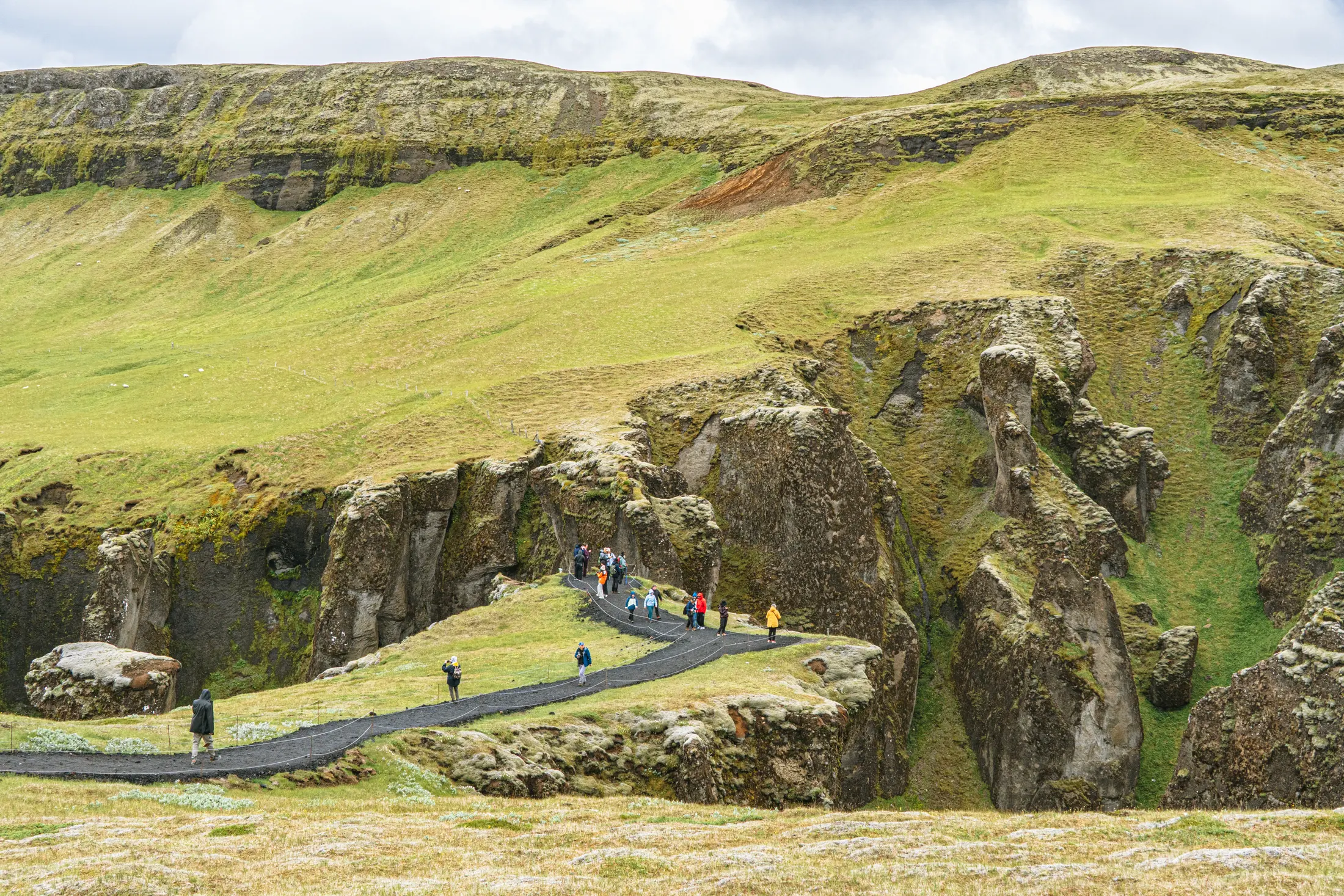Fjaðrárgljúfur Canyon 羽毛峡谷